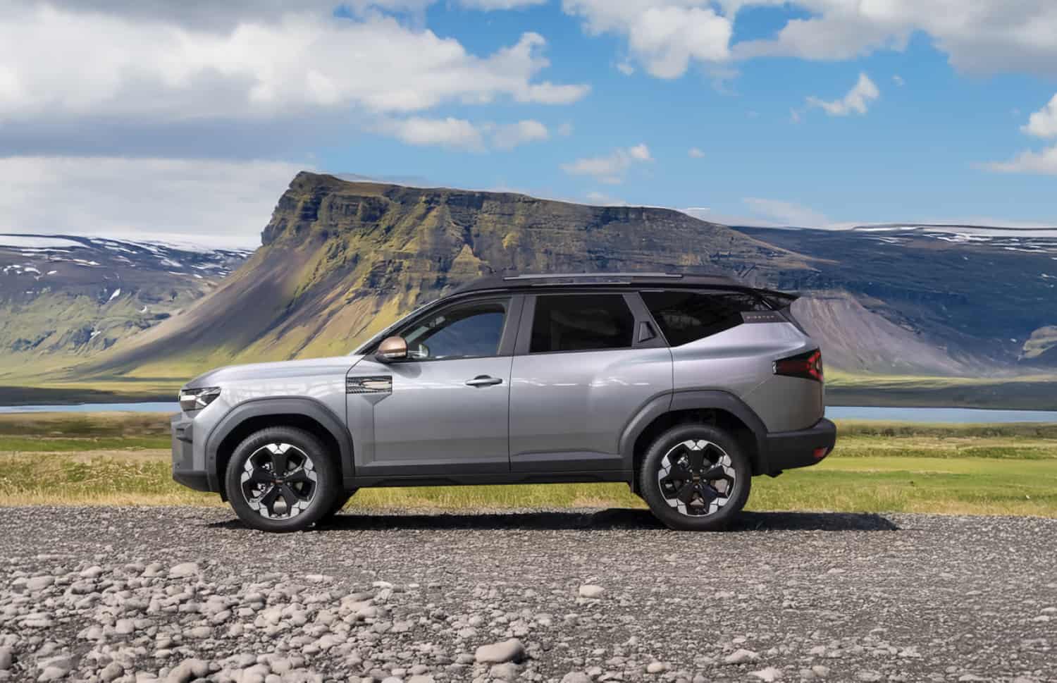 Dacia Bigster bleu avec boîte manuelle et transmission intégrale, 5 places et capacité pour 4 bagages, conçu pour les routes accidentées d’Islande avec confort.