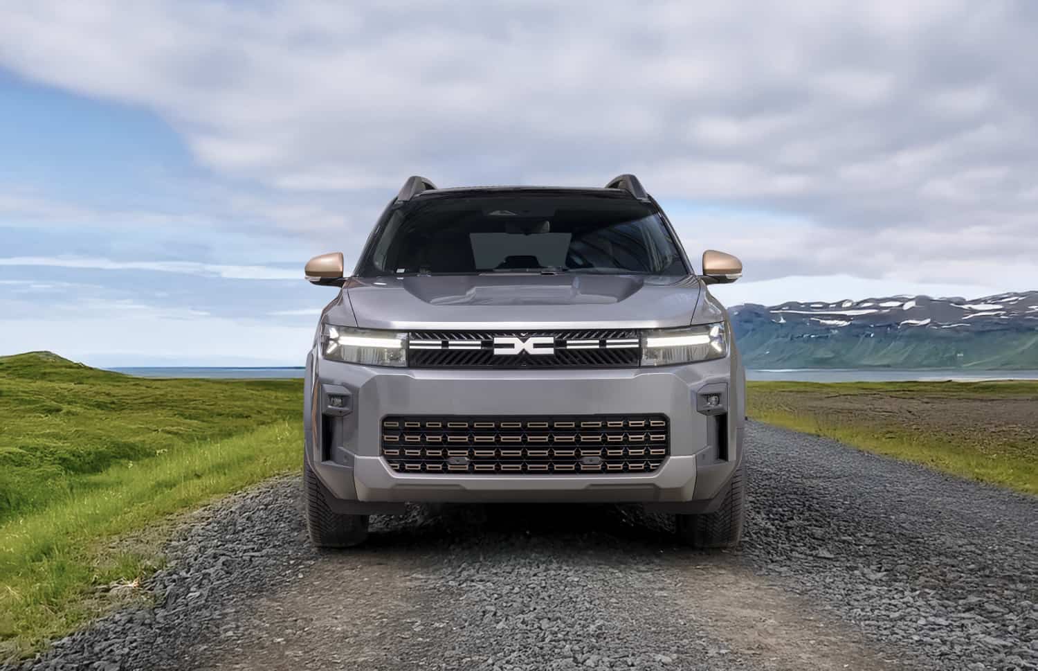 Dacia Bigster bleu avec boîte manuelle et transmission intégrale, 5 places et capacité pour 4 bagages, conçu pour les routes accidentées d’Islande avec confort.