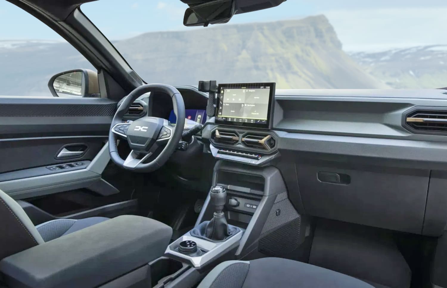 Dacia Bigster bleu avec boîte manuelle et transmission intégrale, 5 places et capacité pour 4 bagages, conçu pour les routes accidentées d’Islande avec confort.