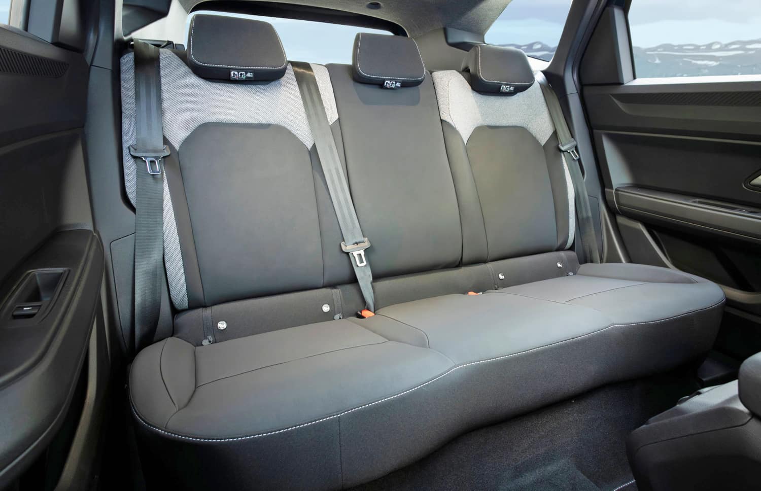 Dacia Bigster bleu avec boîte manuelle et transmission intégrale, 5 places et capacité pour 4 bagages, conçu pour les routes accidentées d’Islande avec confort.