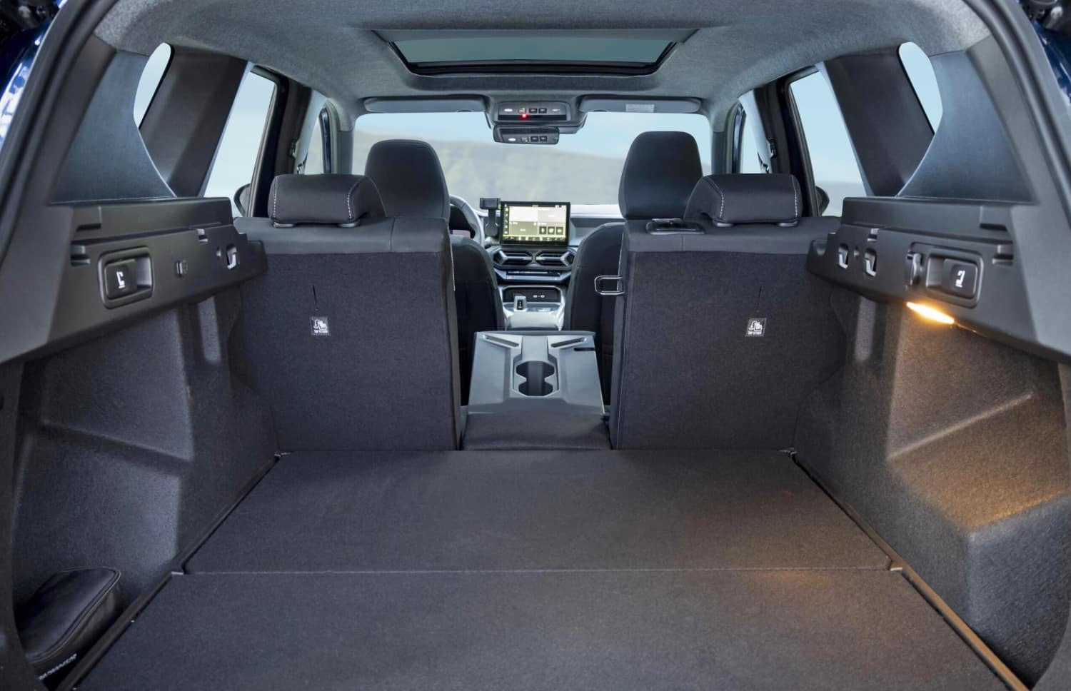 Dacia Bigster bleu avec boîte manuelle et transmission intégrale, 5 places et capacité pour 4 bagages, conçu pour les routes accidentées d’Islande avec confort.