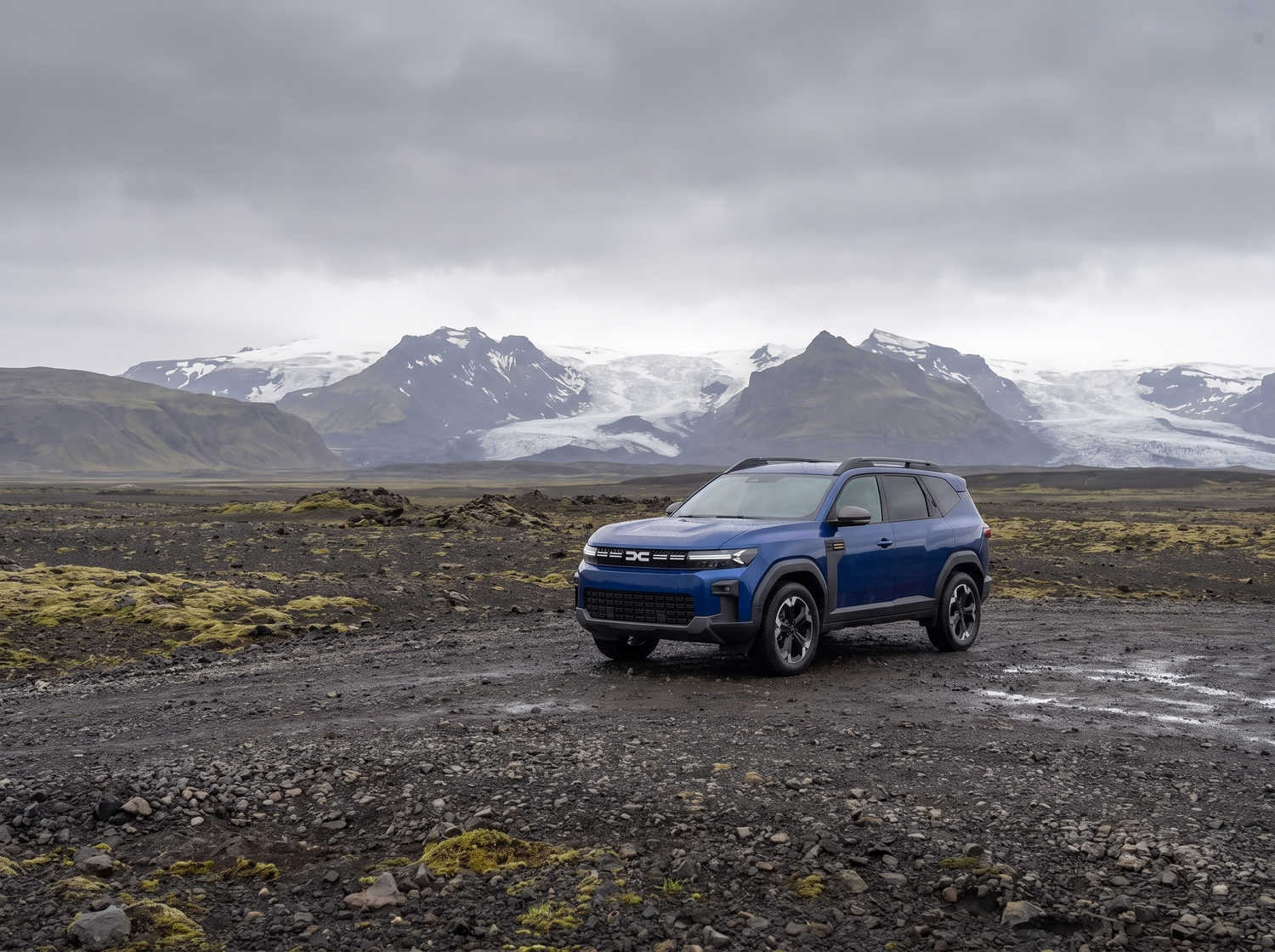 Blue Dacia Bigster SUV with manual transmission and 4WD, seats 5 with 4 luggage capacity, designed for Iceland’s rugged roads and comfort.