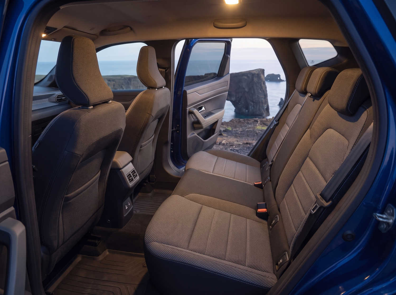 Blue Dacia Bigster SUV with manual transmission and 4WD, seats 5 with 4 luggage capacity, designed for Iceland’s rugged roads and comfort.
