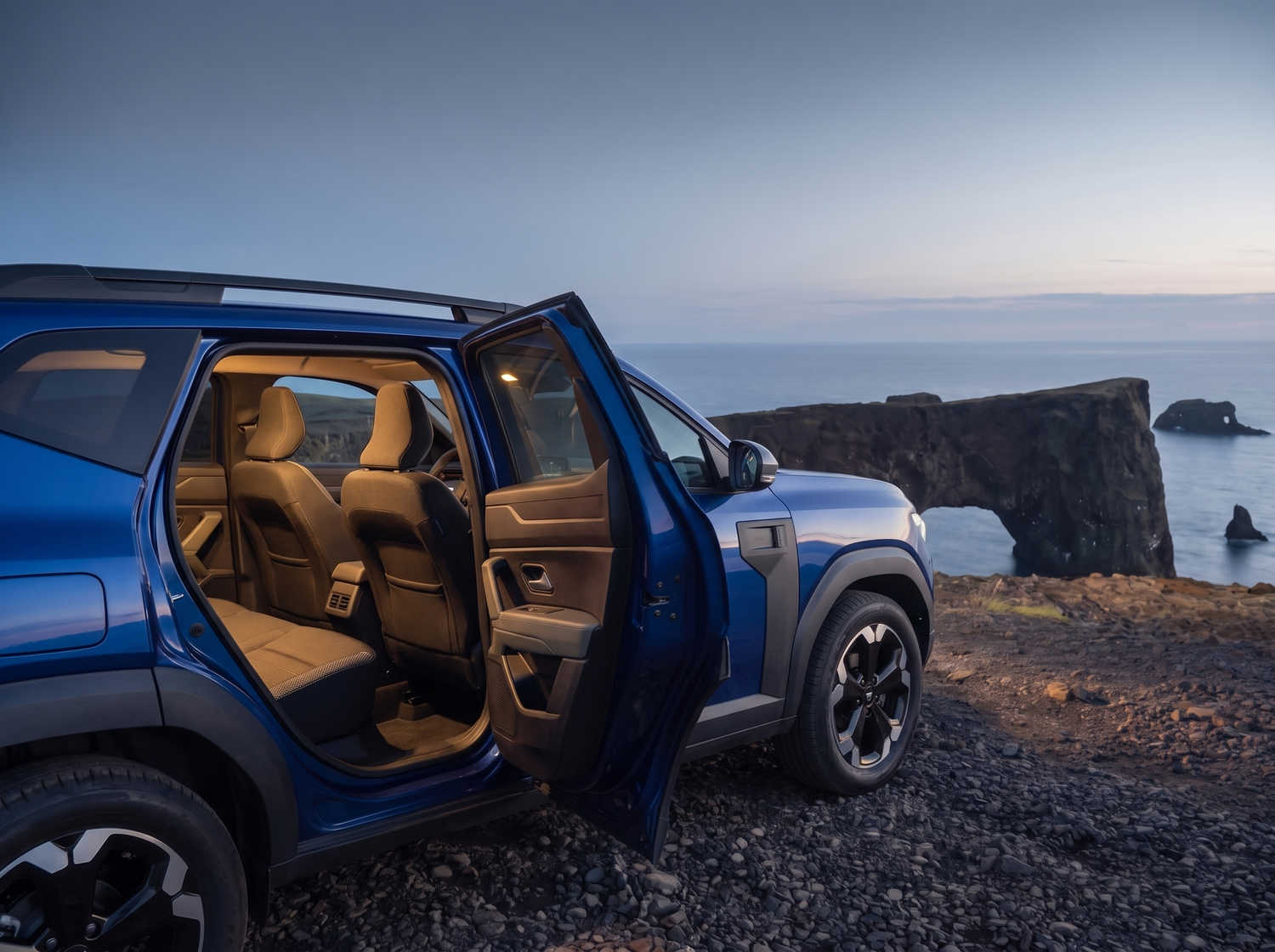 Blue Dacia Bigster SUV with manual transmission and 4WD, seats 5 with 4 luggage capacity, designed for Iceland’s rugged roads and comfort.