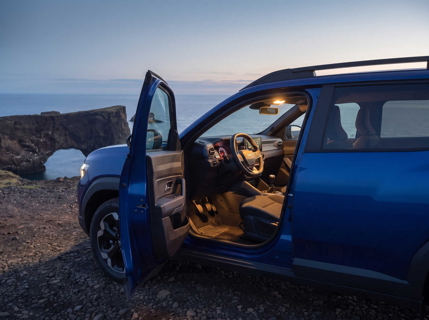 Blue Dacia Bigster SUV with manual transmission and 4WD, seats 5 with 4 luggage capacity, designed for Iceland’s rugged roads and comfort.