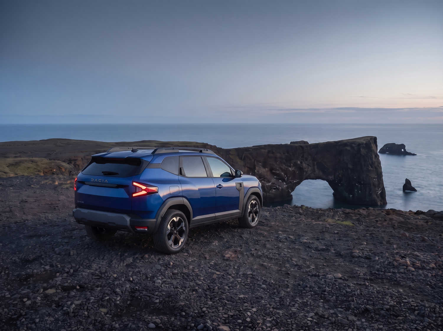 Blue Dacia Bigster SUV with manual transmission and 4WD, seats 5 with 4 luggage capacity, designed for Iceland’s rugged roads and comfort.