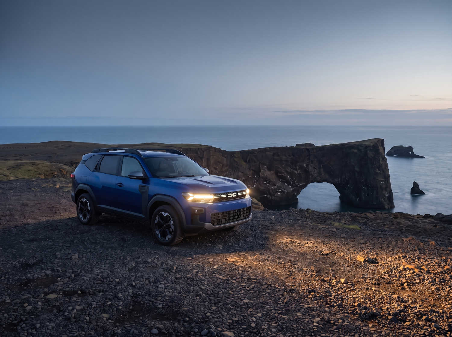 Blue Dacia Bigster SUV with manual transmission and 4WD, seats 5 with 4 luggage capacity, designed for Iceland’s rugged roads and comfort.