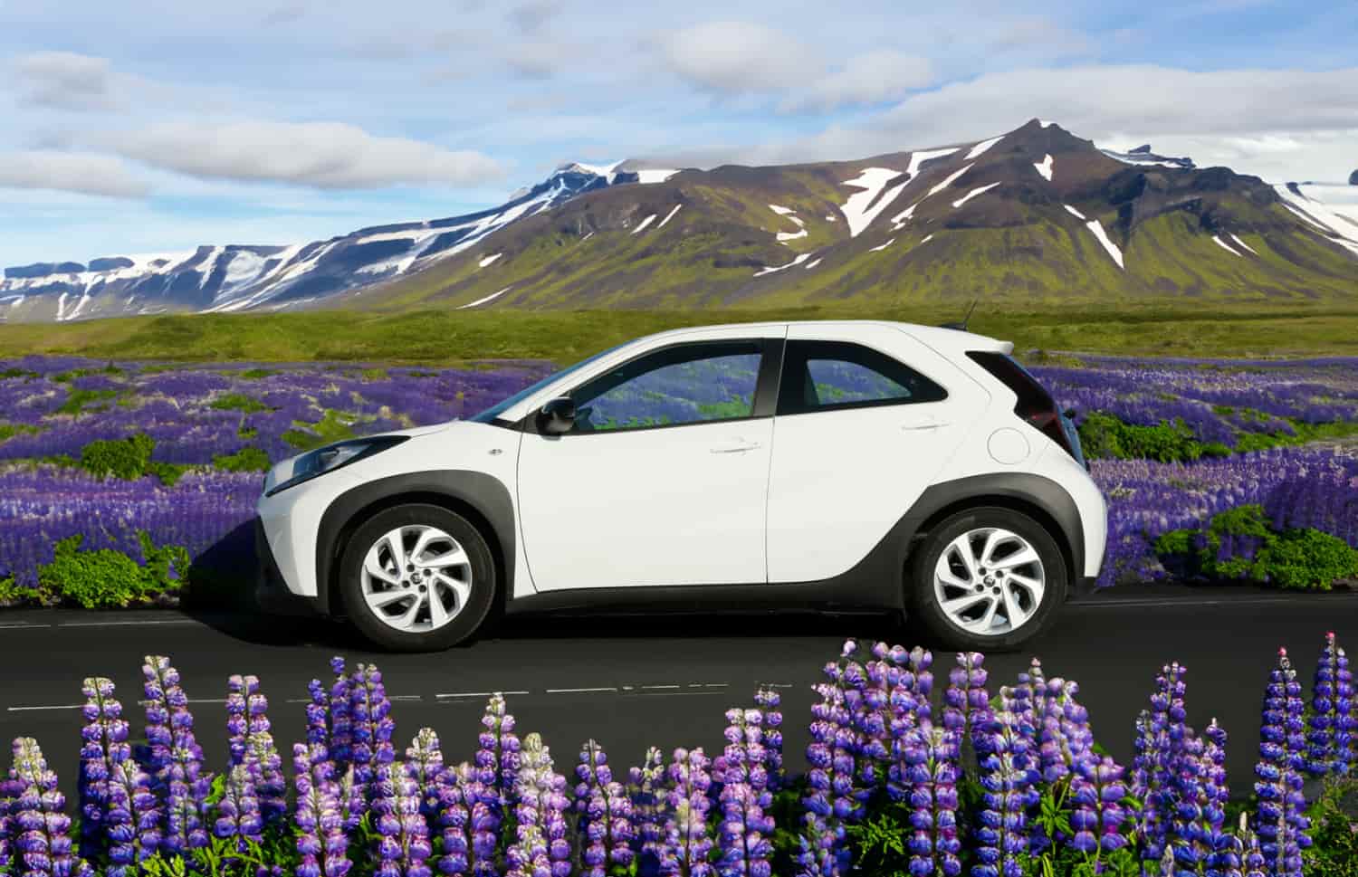 Toyota Aygo compacte gris métallisé avec boîte manuelle, parfaite pour 4 passagers, idéale pour la conduite en ville en Islande.