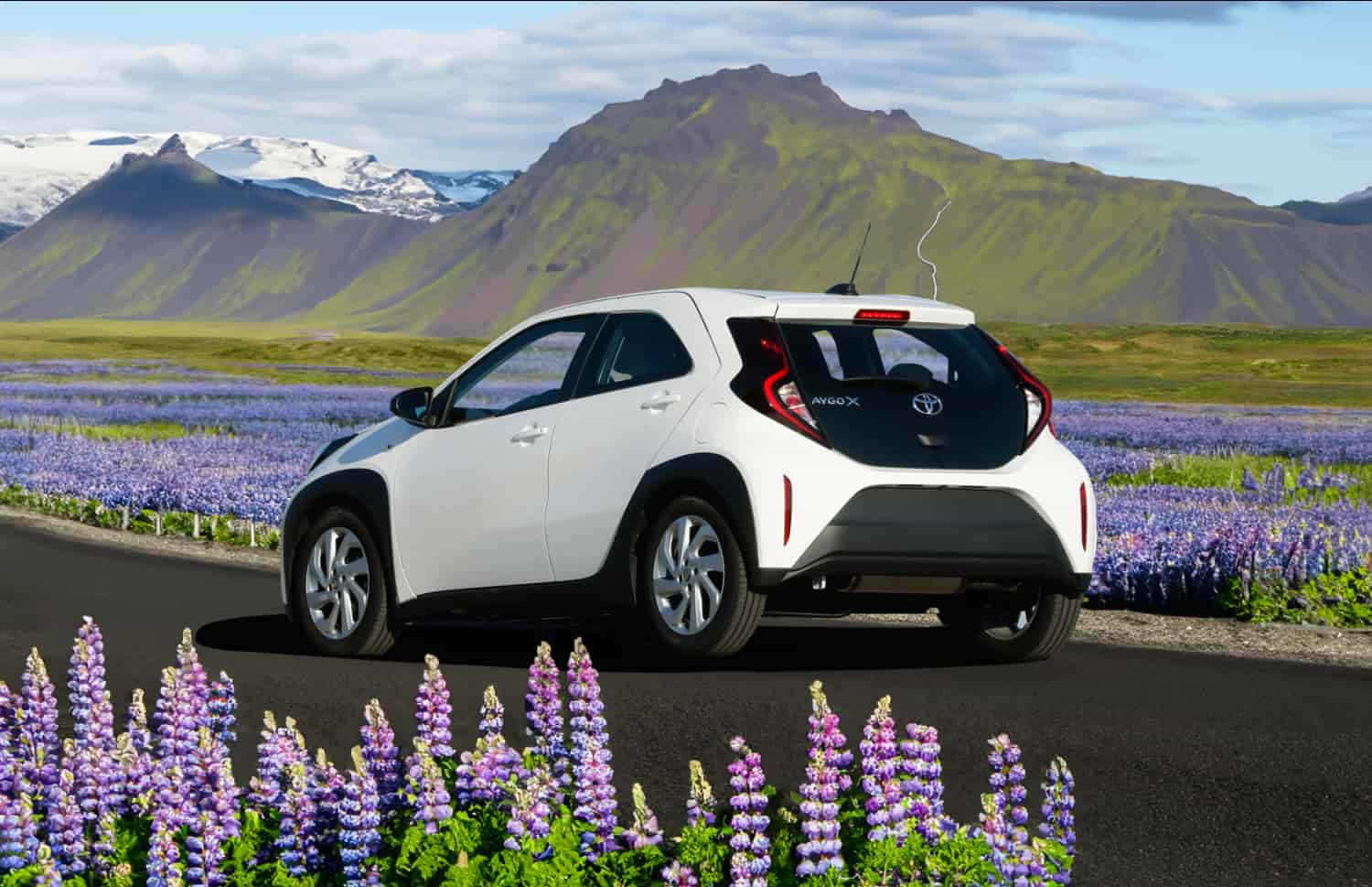 Toyota Aygo compacte gris métallisé avec boîte manuelle, parfaite pour 4 passagers, idéale pour la conduite en ville en Islande.