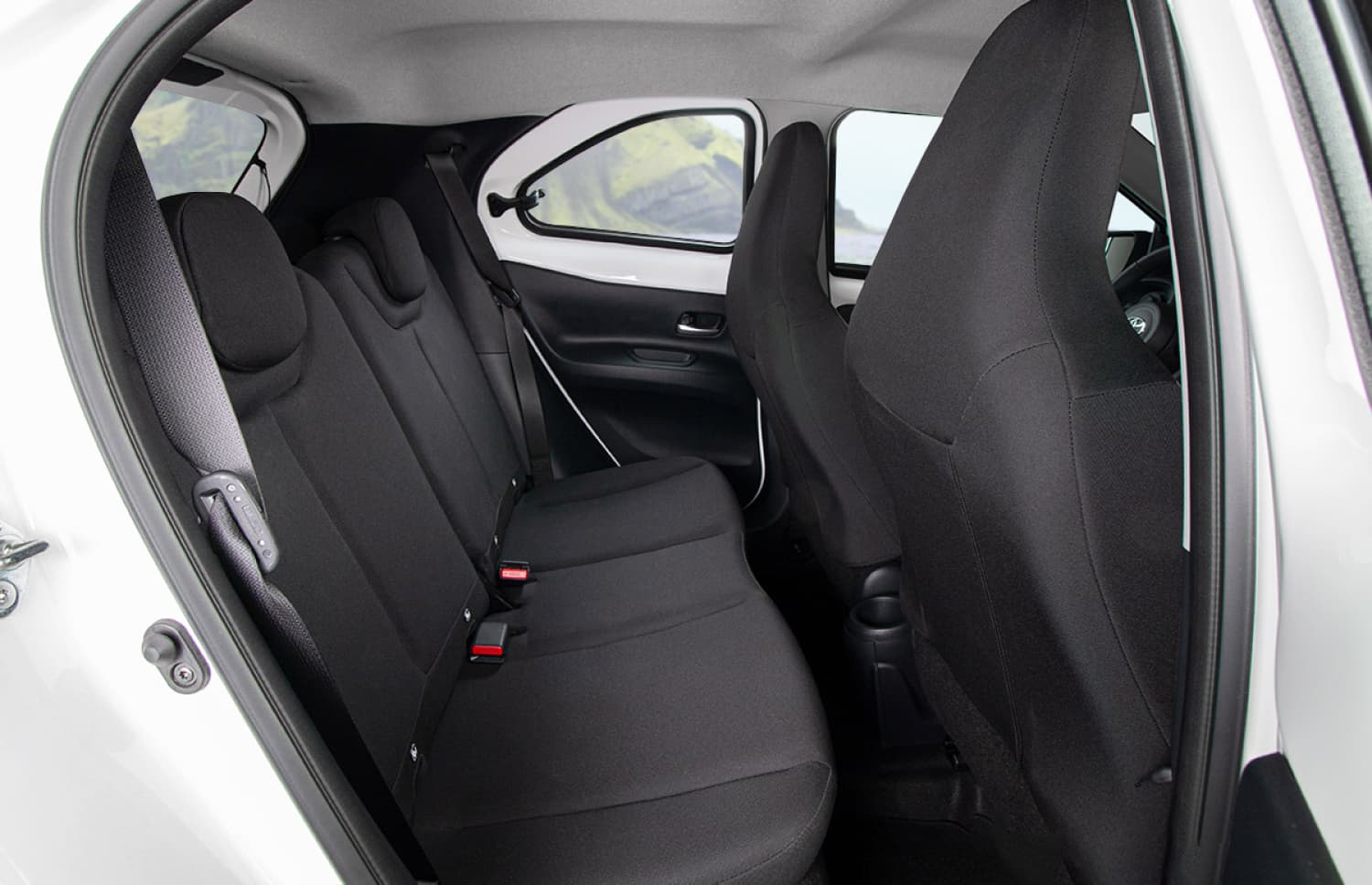 Toyota Aygo compacte gris métallisé avec boîte manuelle, parfaite pour 4 passagers, idéale pour la conduite en ville en Islande.