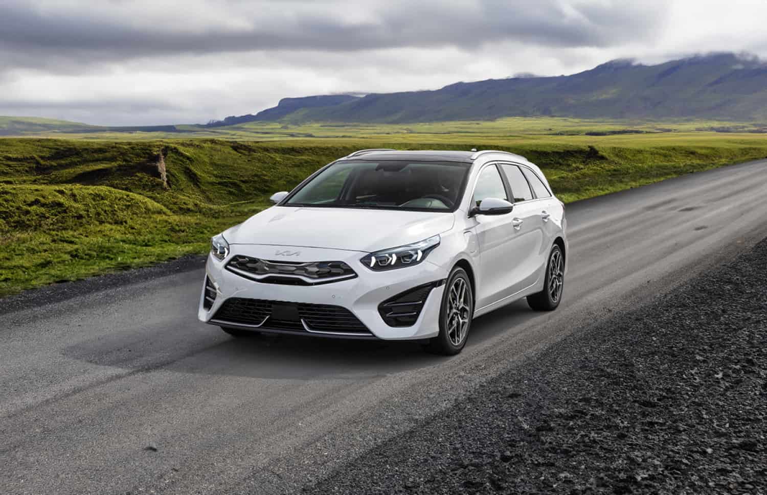 Kia Cee'd Sportswagon bleue avec boîte automatique, 5 places, GPS, caméra de recul et espace pour 4 bagages, idéale pour les road trips en Islande.