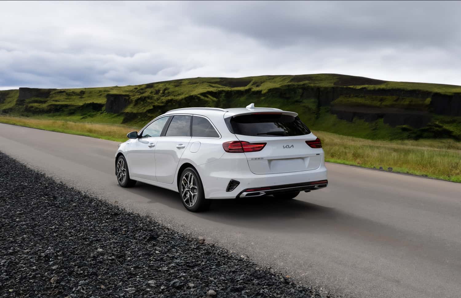 Kia Cee'd Sportswagon bleue avec boîte automatique, 5 places, GPS, caméra de recul et espace pour 4 bagages, idéale pour les road trips en Islande.