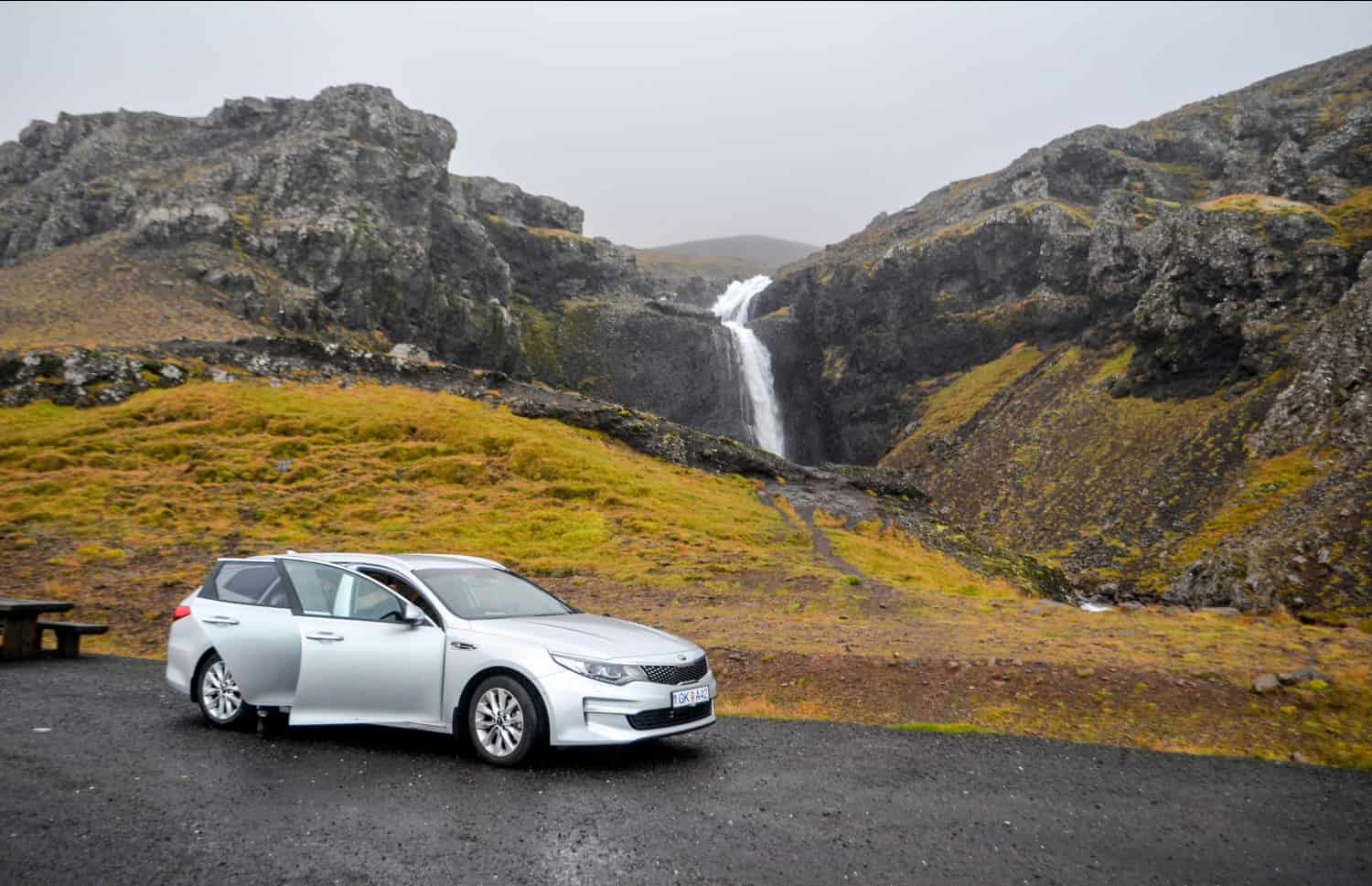 Kia Cee'd Sportswagon bleue avec boîte automatique, 5 places, GPS, caméra de recul et espace pour 4 bagages, idéale pour les road trips en Islande.