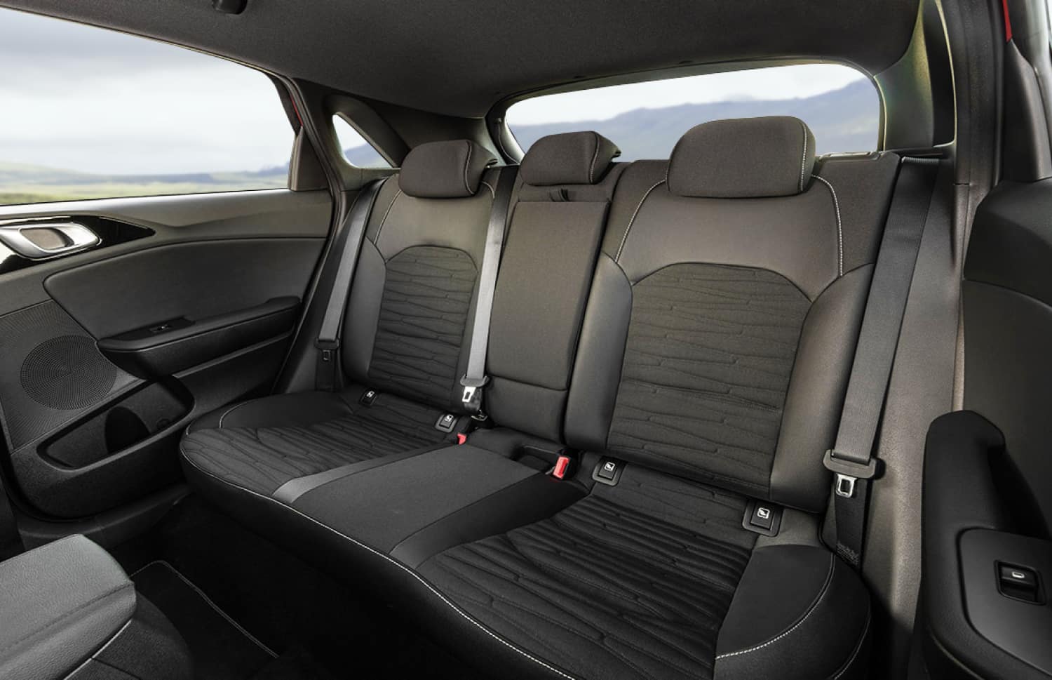 Kia Cee'd Sportswagon bleue avec boîte automatique, 5 places, GPS, caméra de recul et espace pour 4 bagages, idéale pour les road trips en Islande.