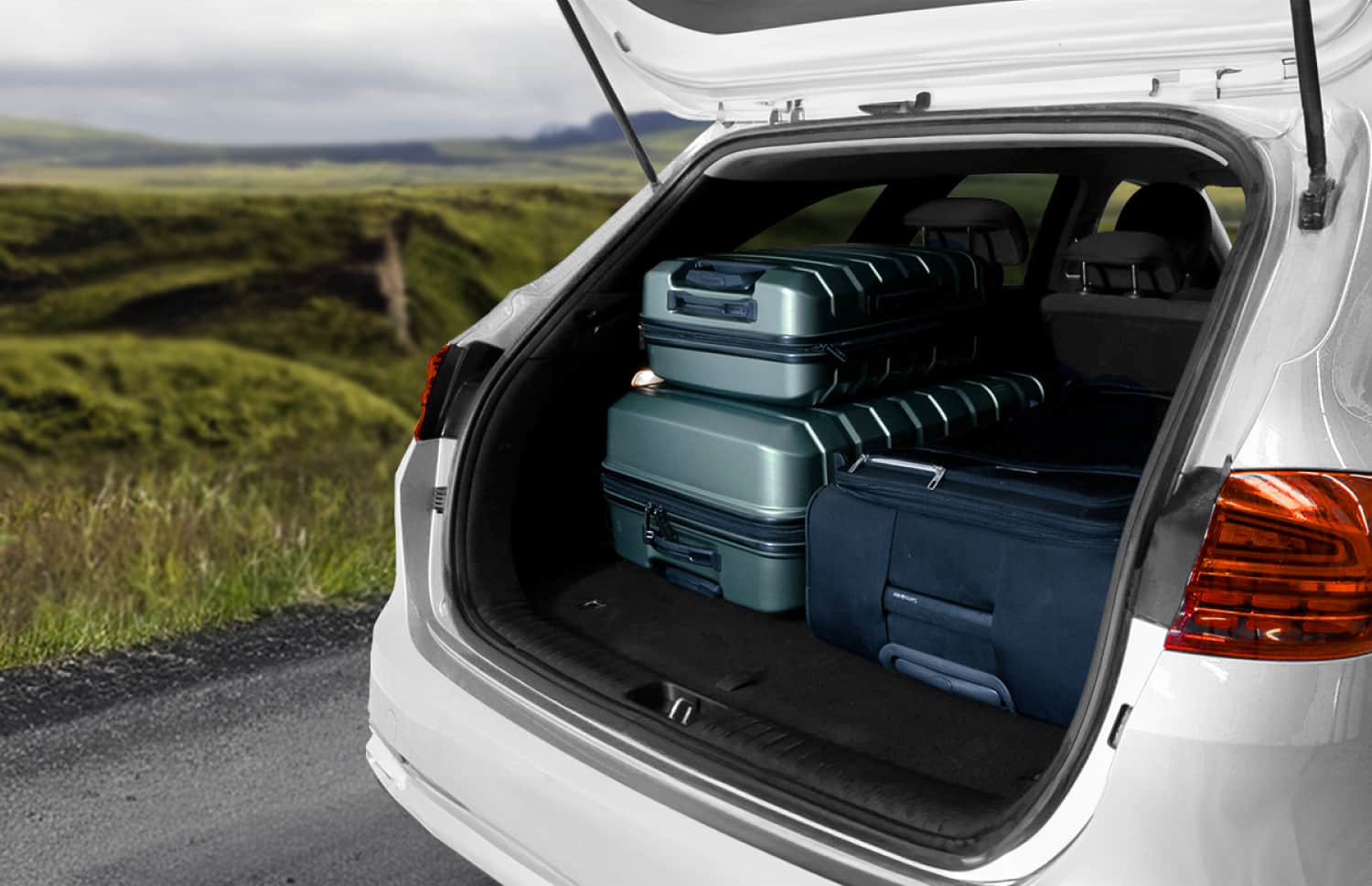 Kia Cee'd Sportswagon bleue avec boîte automatique, 5 places, GPS, caméra de recul et espace pour 4 bagages, idéale pour les road trips en Islande.