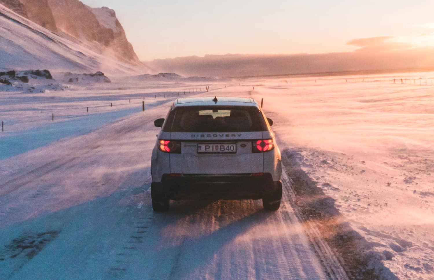 Land Rover Discovery Sport blanco, SUV 4x4 con transmisión automática, GPS, cámara de reversa y asientos calefactables; ideal para 5 pasajeros en Islandia.
