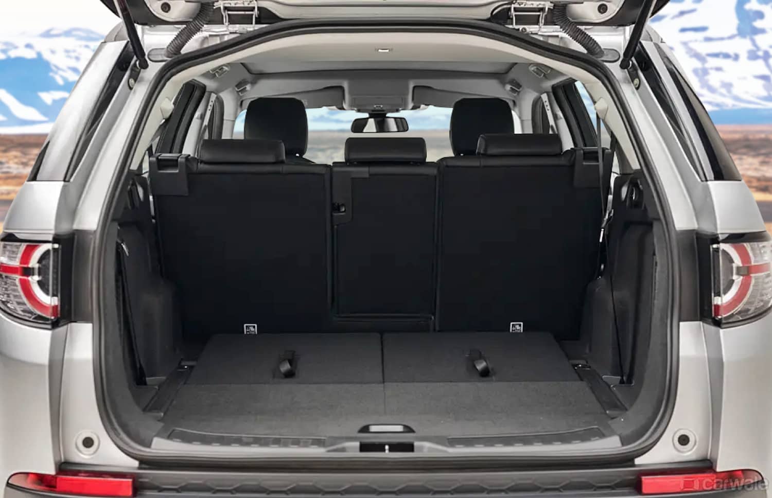 Land Rover Discovery Sport blanco, SUV 4x4 con transmisión automática, GPS, cámara de reversa y asientos calefactables; ideal para 5 pasajeros en Islandia.