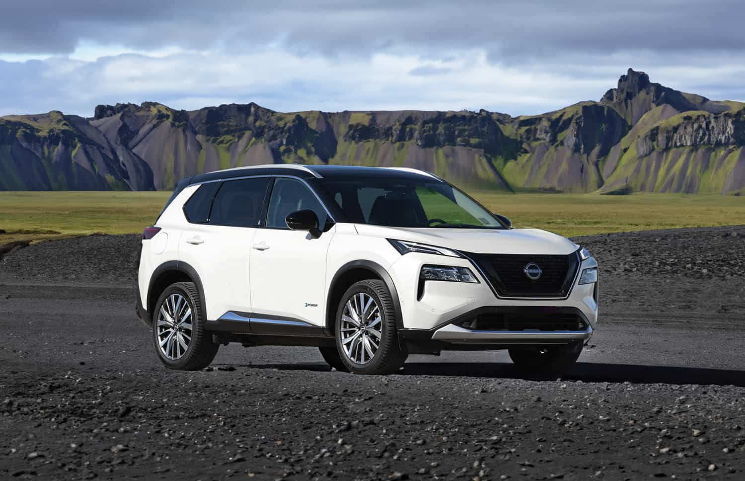 Nissan X-Trail. Perfecto para conducir fuera de carretera en los terrenos accidentados de Islandia, este SUV de alquiler ofrece características de seguridad y amplio espacio, ideal para viajes largos por la carretera de circunvalación y más allá.