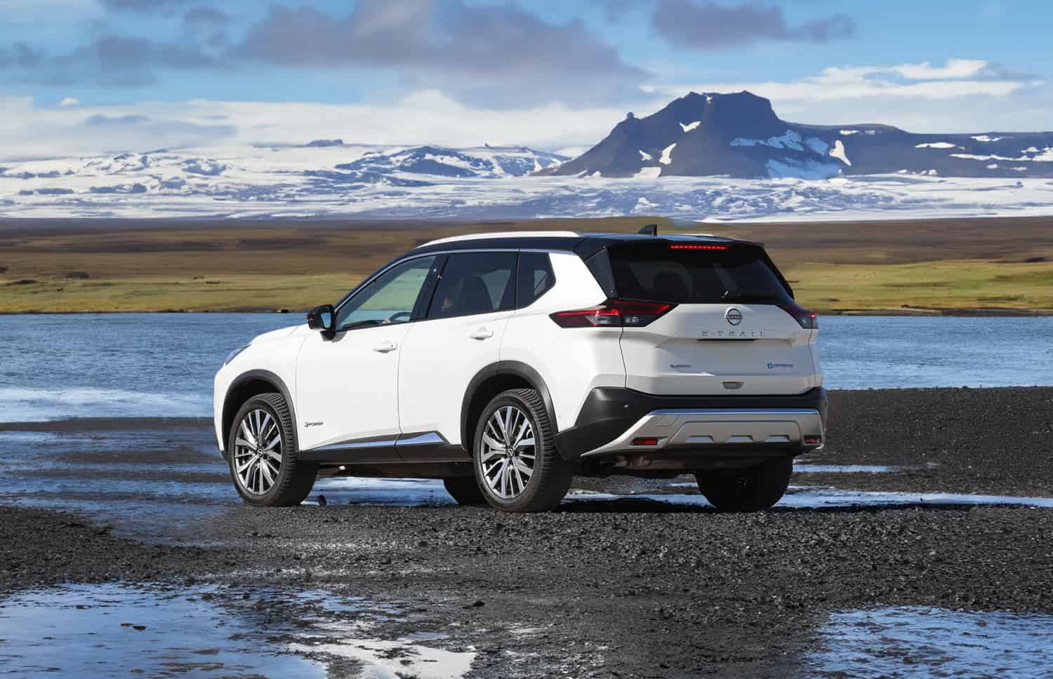 Nissan X-Trail. Perfecto para conducir fuera de carretera en los terrenos accidentados de Islandia, este SUV de alquiler ofrece características de seguridad y amplio espacio, ideal para viajes largos por la carretera de circunvalación y más allá.