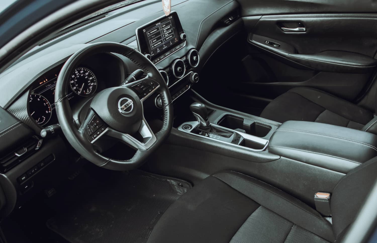 Nissan X-Trail. Perfecto para conducir fuera de carretera en los terrenos accidentados de Islandia, este SUV de alquiler ofrece características de seguridad y amplio espacio, ideal para viajes largos por la carretera de circunvalación y más allá.