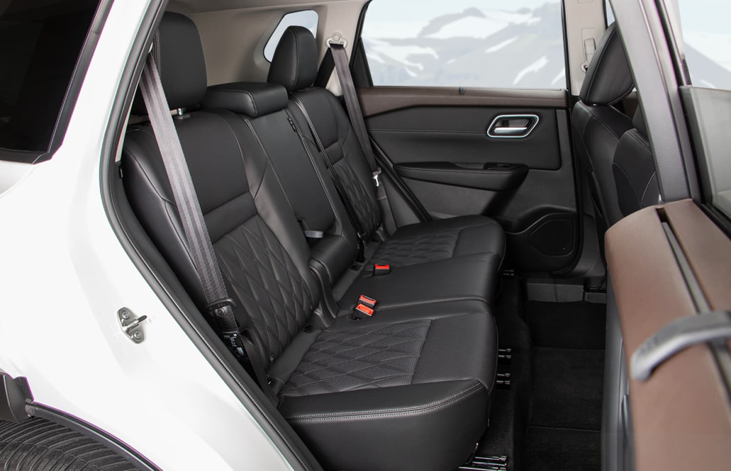 Nissan X-Trail. Perfecto para conducir fuera de carretera en los terrenos accidentados de Islandia, este SUV de alquiler ofrece características de seguridad y amplio espacio, ideal para viajes largos por la carretera de circunvalación y más allá.
