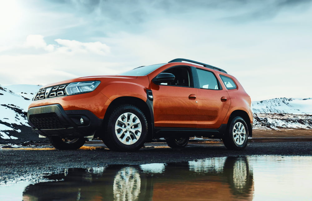 Dacia Duster d'occasion. Un véhicule de location 4x4 fiable en Islande, parfait pour la conduite hors route sur les pistes F d'Islande, avec kilométrage illimité pour explorer les terrains difficiles.