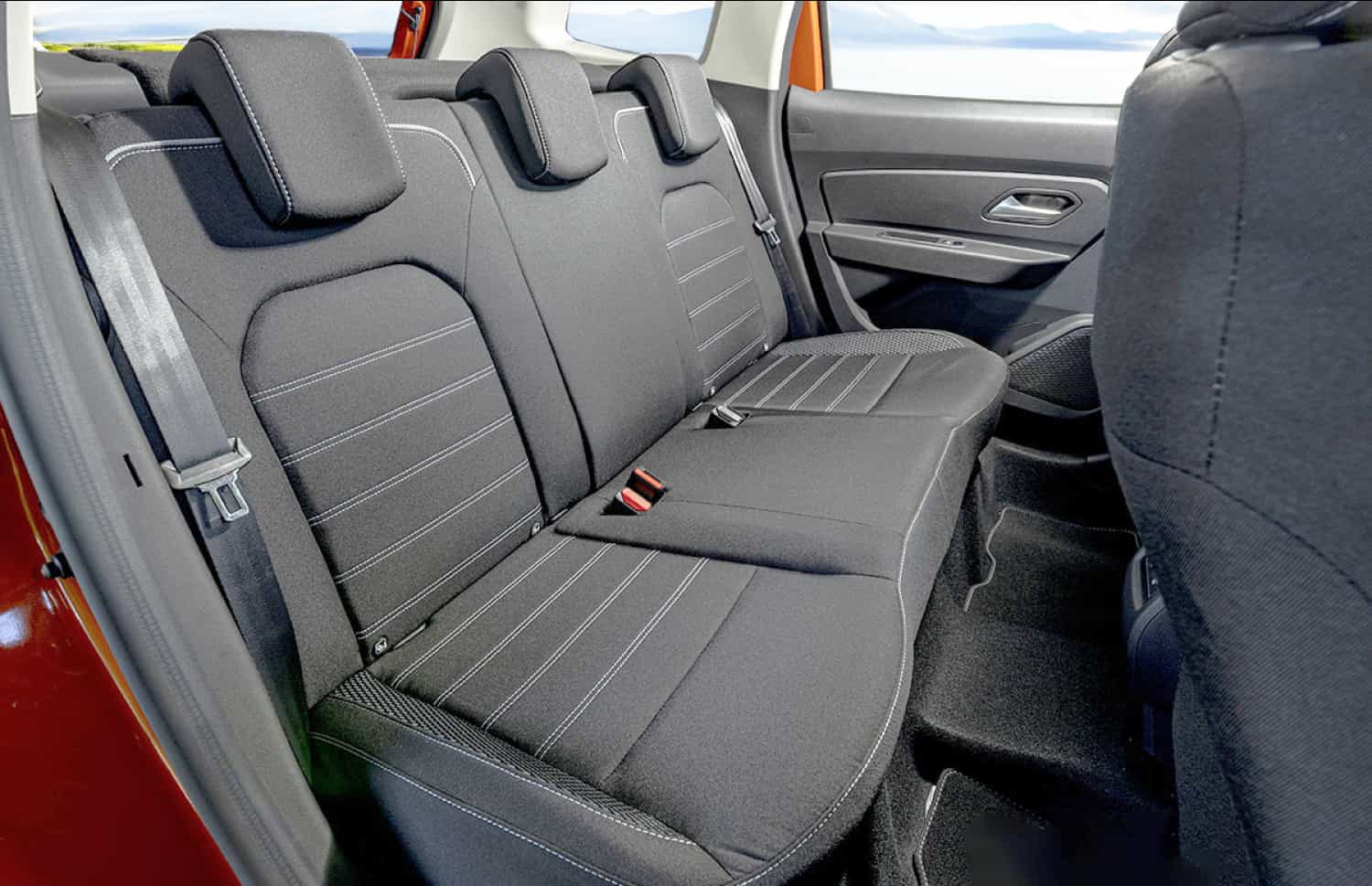 Dacia Duster d'occasion. Un véhicule de location 4x4 fiable en Islande, parfait pour la conduite hors route sur les pistes F d'Islande, avec kilométrage illimité pour explorer les terrains difficiles.