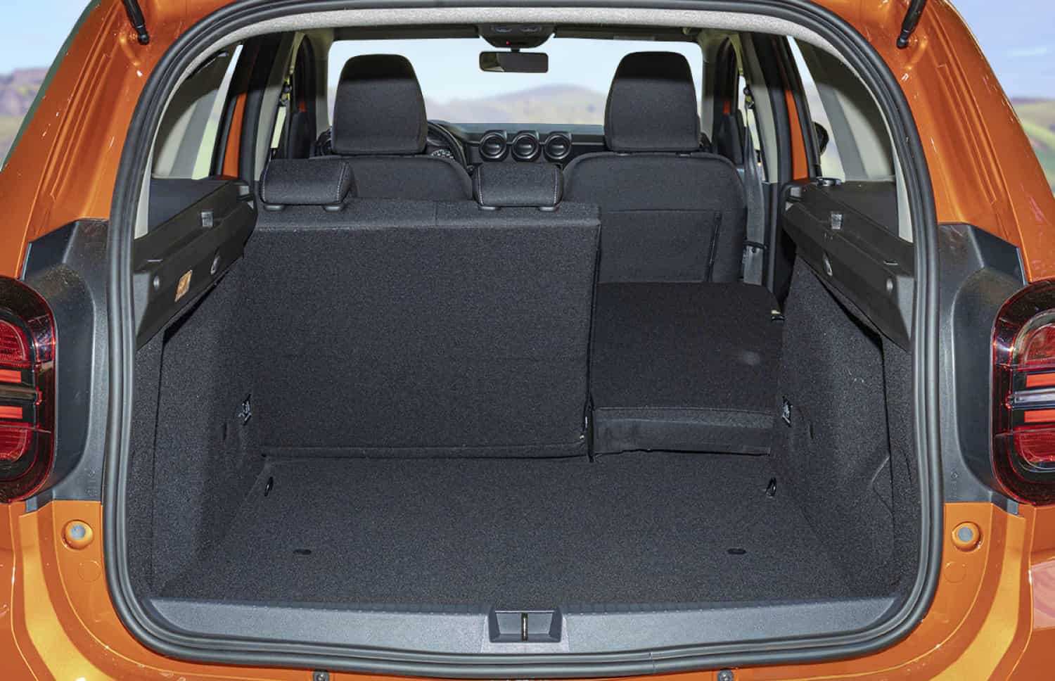 Dacia Duster d'occasion. Un véhicule de location 4x4 fiable en Islande, parfait pour la conduite hors route sur les pistes F d'Islande, avec kilométrage illimité pour explorer les terrains difficiles.