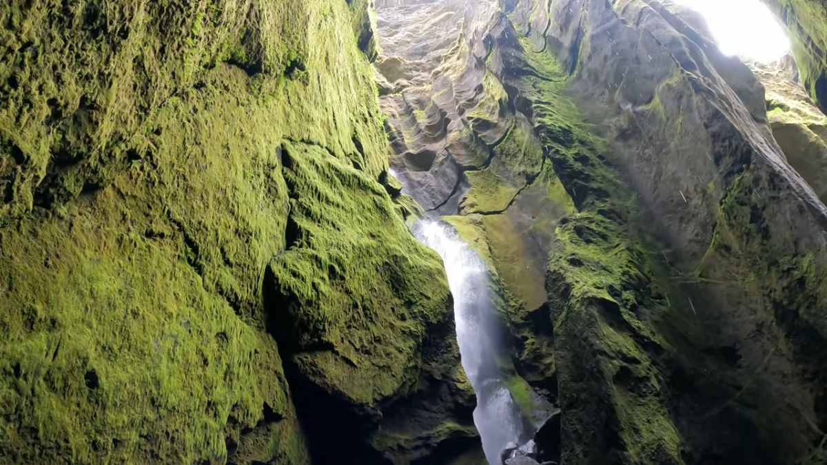 Versteckter Wasserfall am Ende von Stakkholtsgja