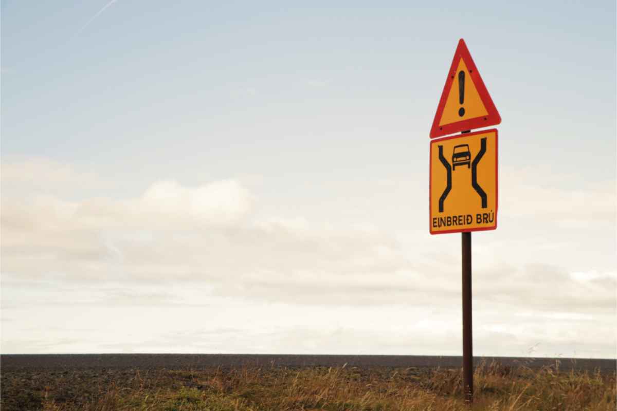 Schild „Einbahnbrücke“ in Island