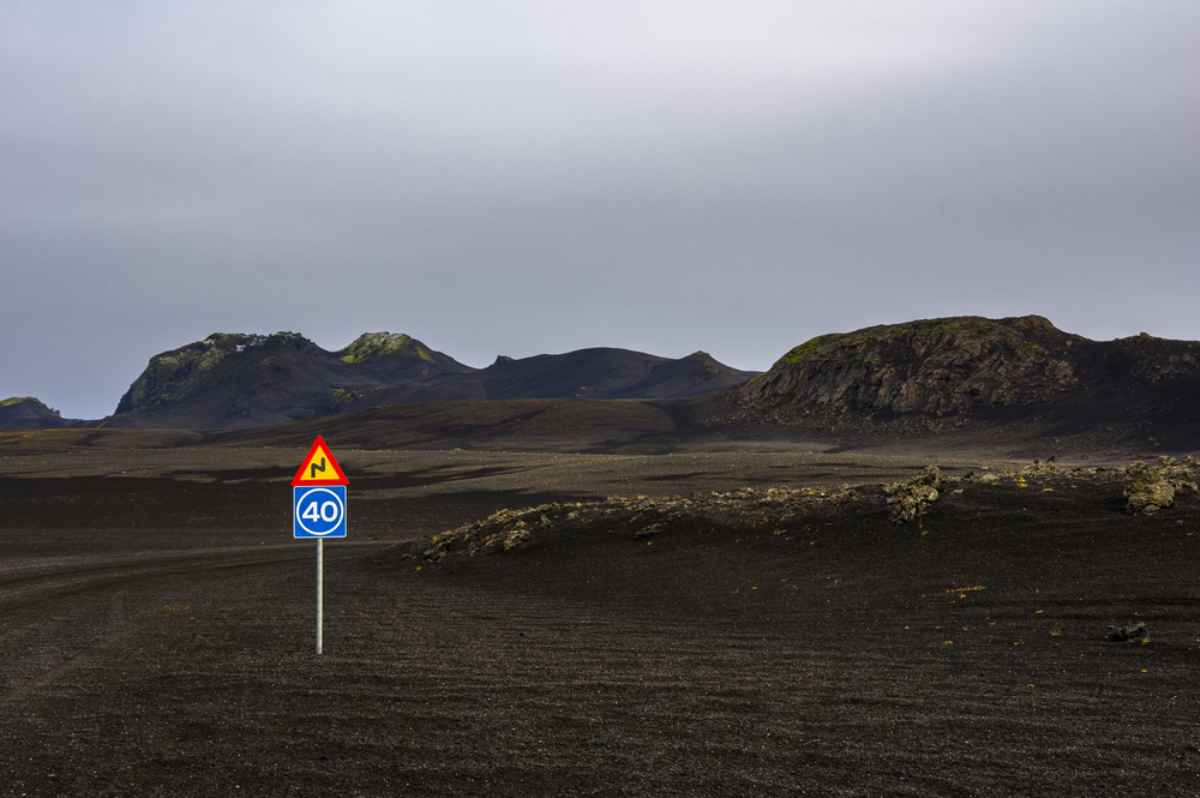 Blaues Schild mit empfohlener Geschwindigkeit