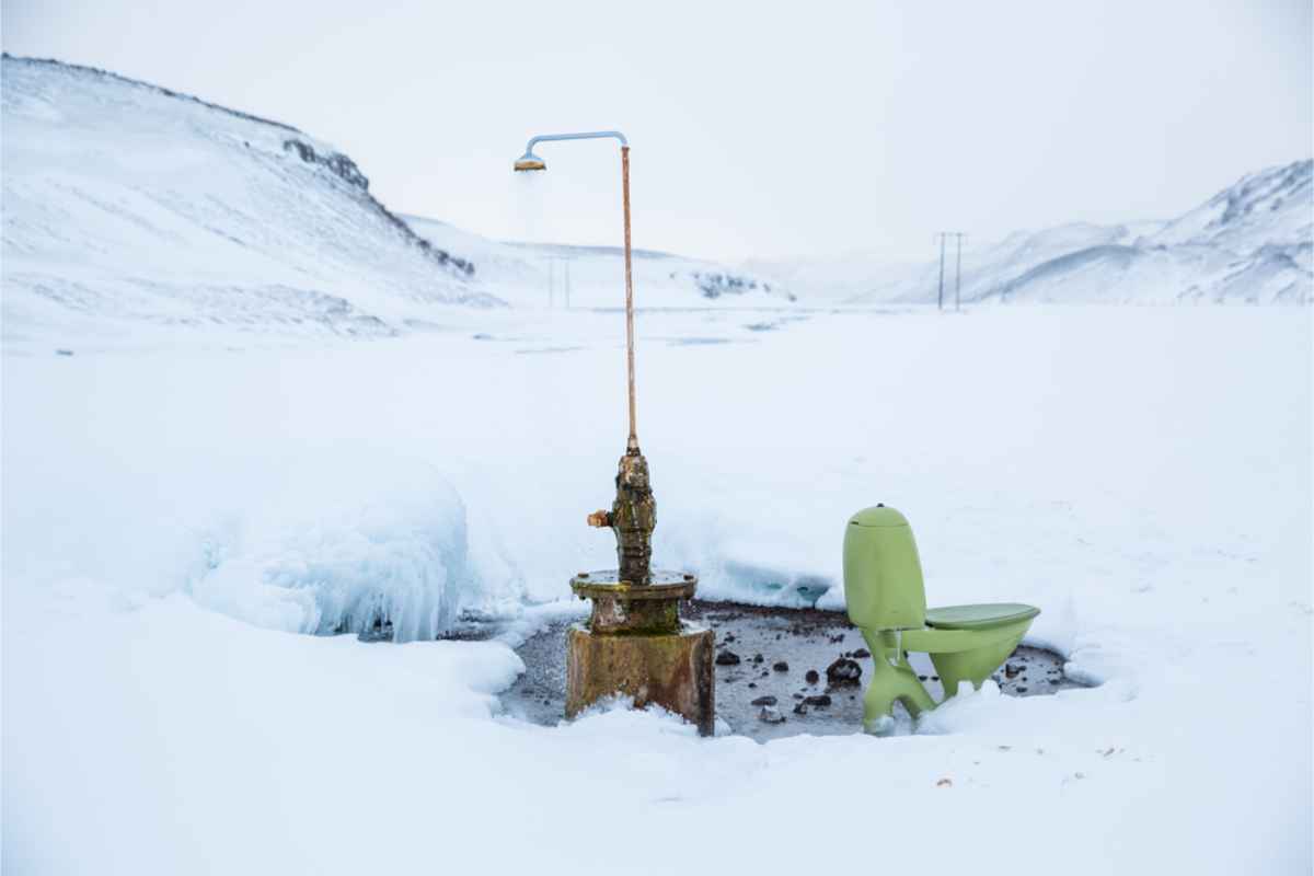 Kostenlose, abgelegene Toilette an einer heißen Quelle in Island, von Schnee bedeckt