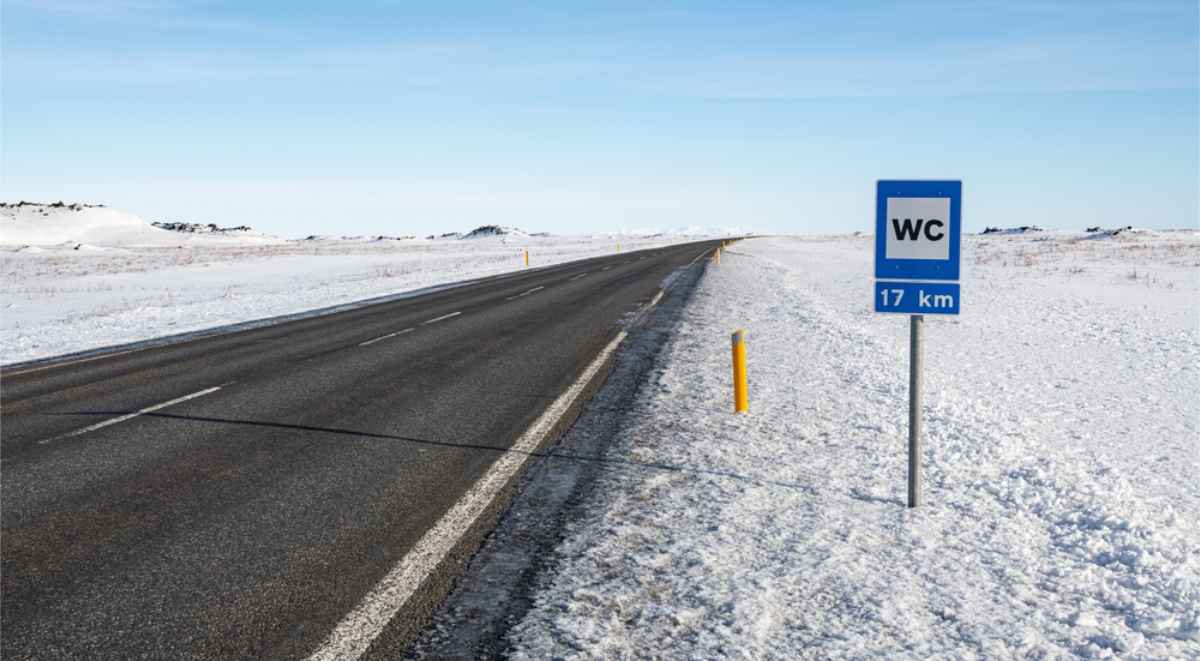 Verkehrsschild auf der Ring Road, das zeigt, wo sich das nächste WC befindet