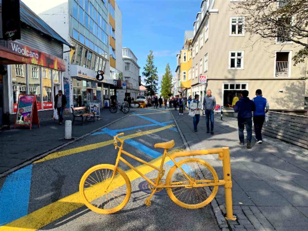 Turistas caminando por la calle Laugavegur - Guía para irse de compras en Islandia