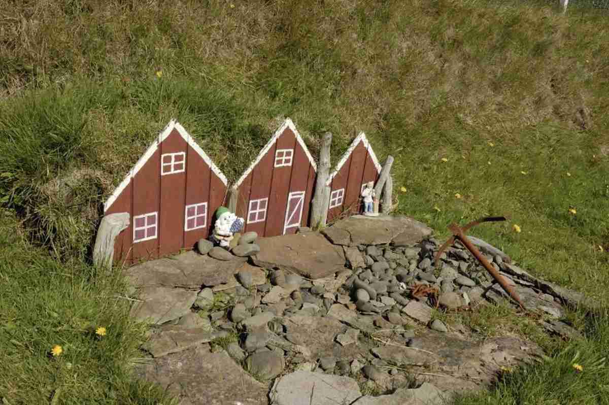 Fachadas de casas de elfos islandeses rojas
