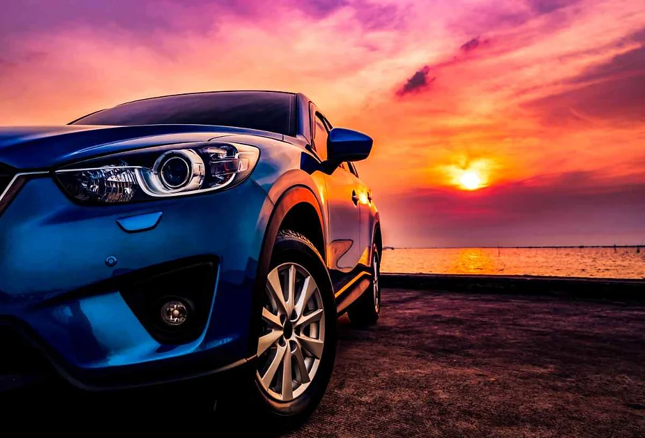 Coche de lujo al atardecer