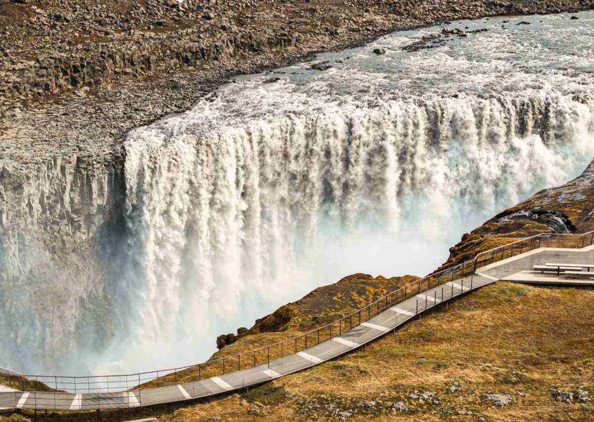 El agua cayendo de la cascada islandesa Dettifoss