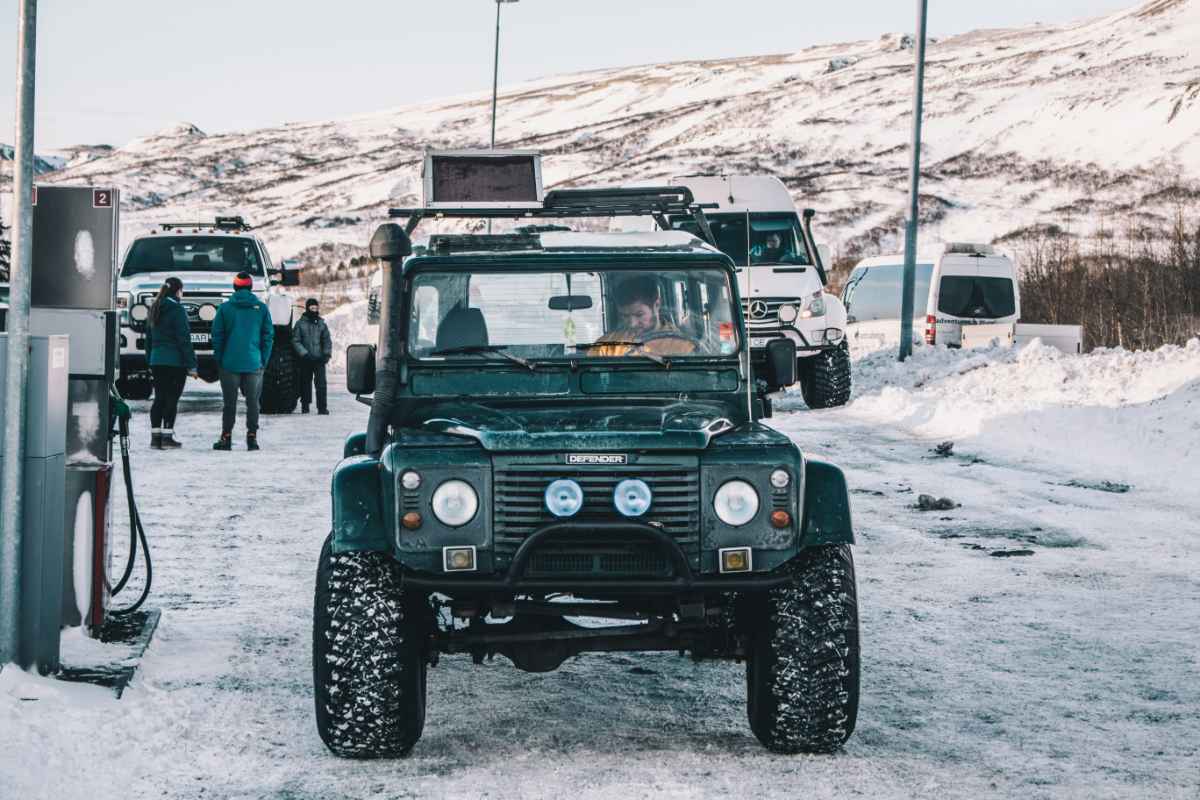 Super Jeep en Islandia junto a una gasolinera