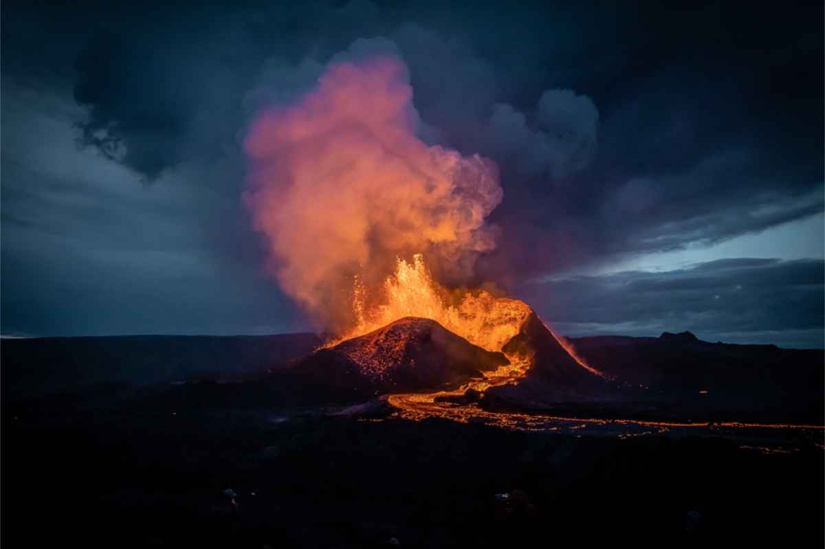 Hermosa vista de un volcán en erupción de forma segura en la península de Reykjanes