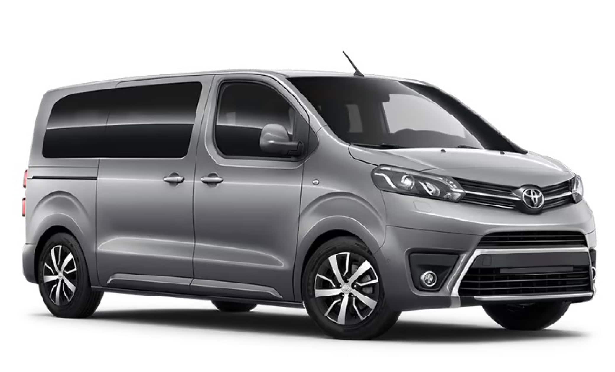 Toyota Proace plateada de 9 plazas con transmisión automática, GPS, Bluetooth, asientos calefactables y cargador USB; ideal para viajes en grupo por Islandia.