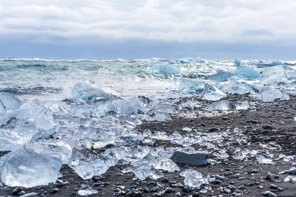 La plage de diamants en Islande: Icebergs et sable noir