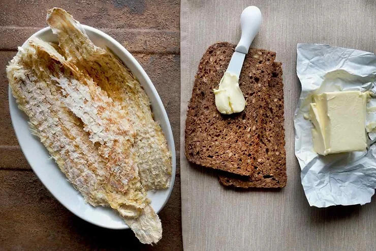 Assortiment de viande séchée et de poisson islandais, une collation riche en protéines et typique de l'Islande.