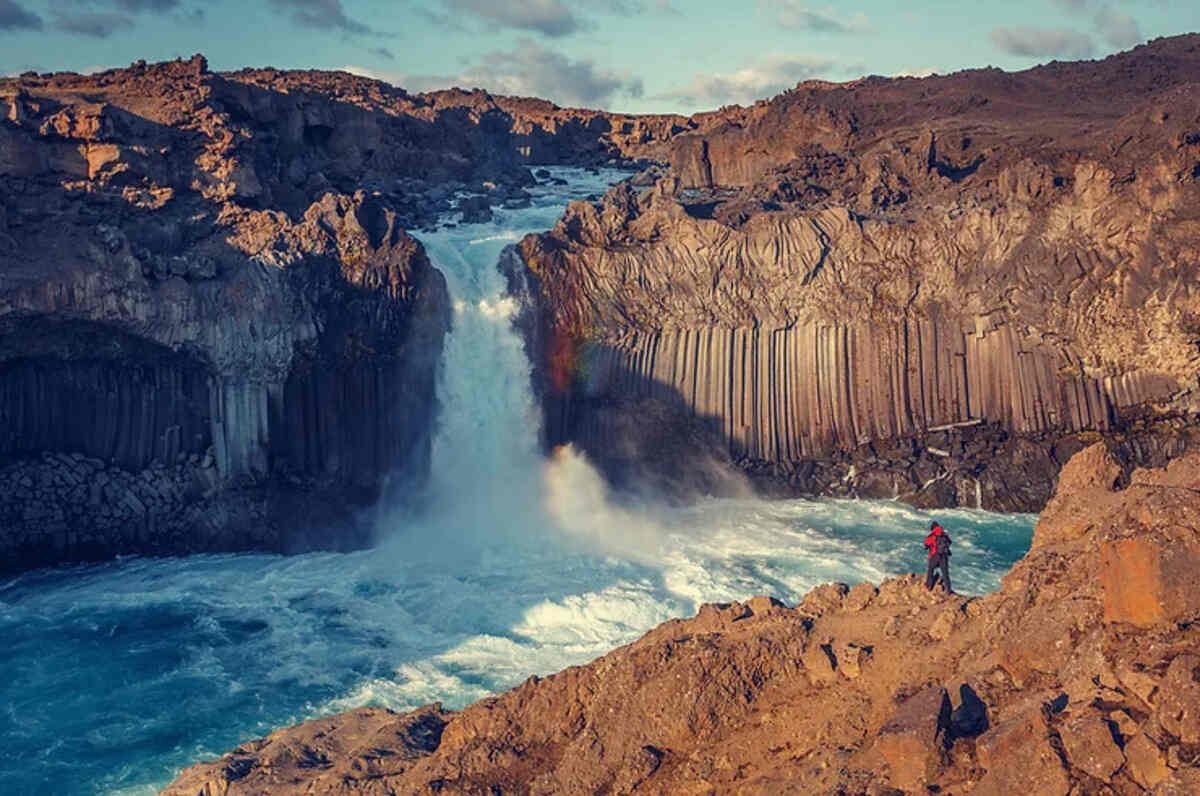Kálfshamarsvík: une petite crique d’orgues basaltiques La cascade Aldeyjarfoss au nord de l'Islande, plongeant dans une piscine d'eau turquoise, entourée par des formations géologiques uniques de colonnes de basalte.
