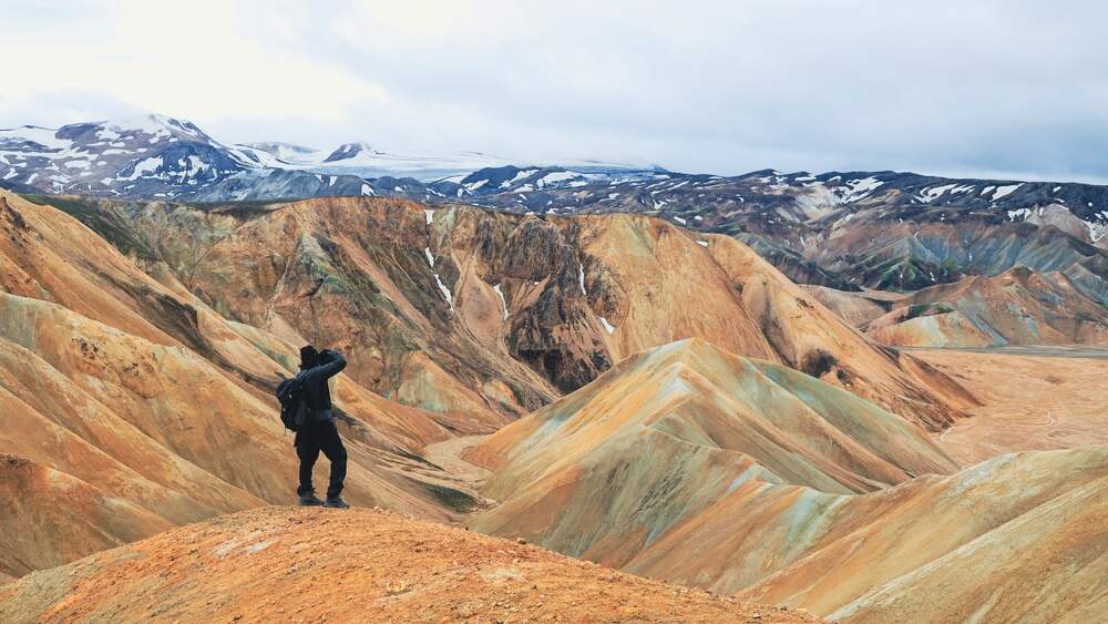 Les cascades de Sigoldugljufur dévalant des falaises couvertes de mousse, avec une eau turquoise brillante coulant paisiblement dans une vallée isolée.