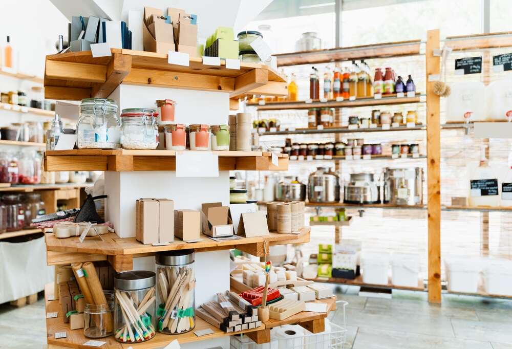 Rayons remplis de produits en vrac, bocaux en verre et accessoires durables dans une boutique éco-responsable.