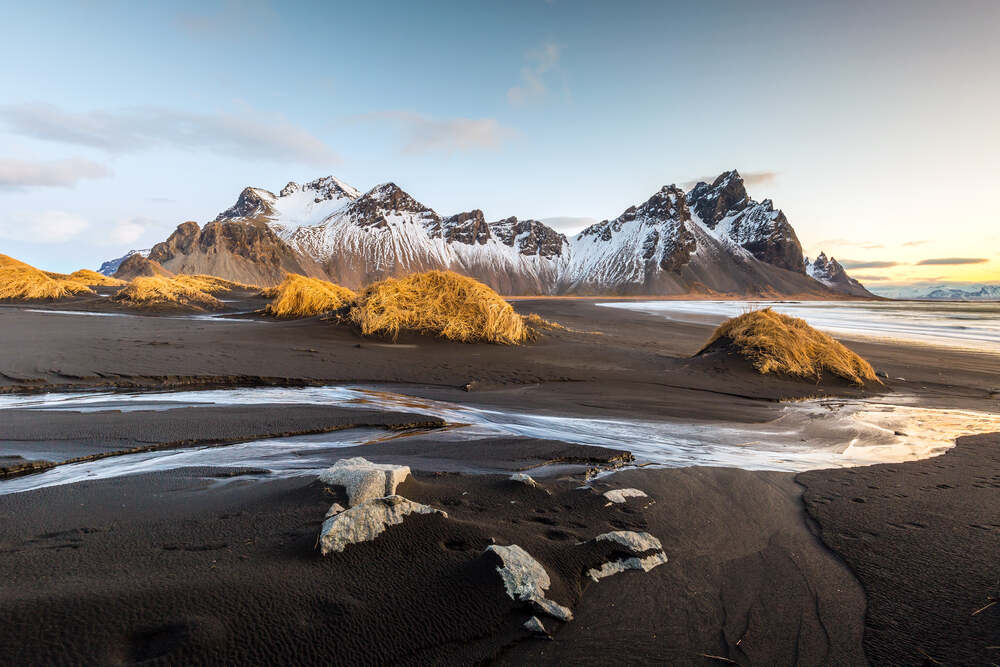 Visitez la plage de sable noir Reynisfjara en Islande