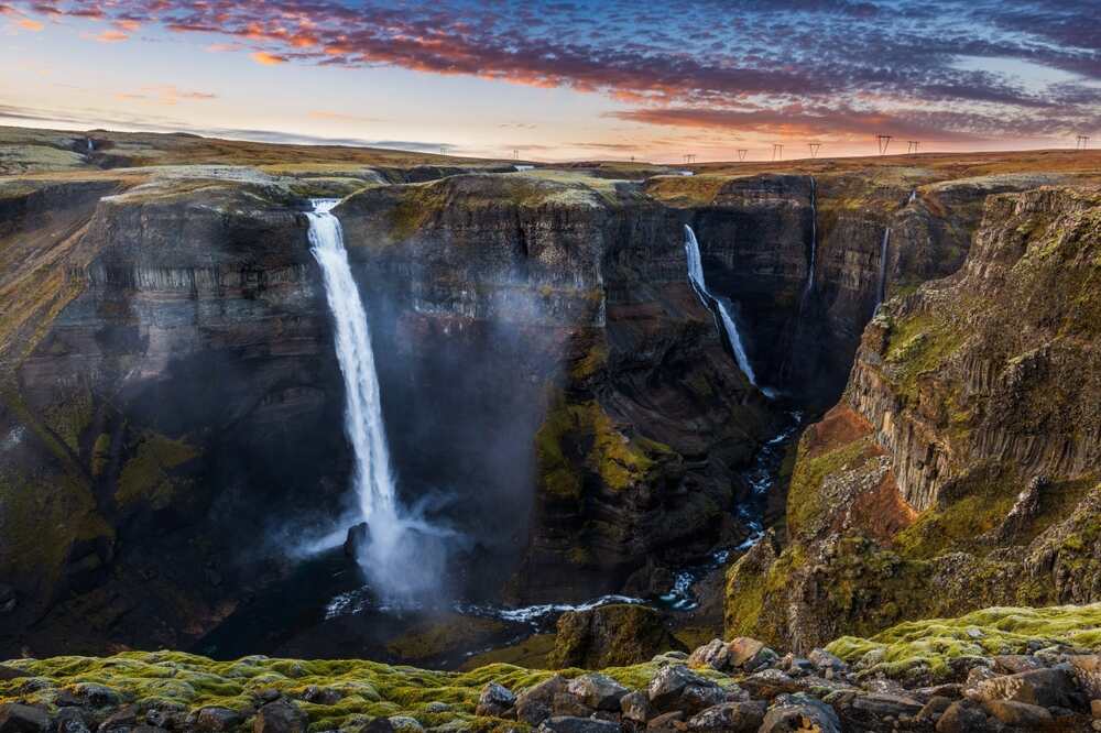 Haifoss - Cascade emblématique au cœur de la nature sauvage islandaise. Haifoss au crépuscule, cascade islandaise à double chute entourée de falaises majestueuses.
