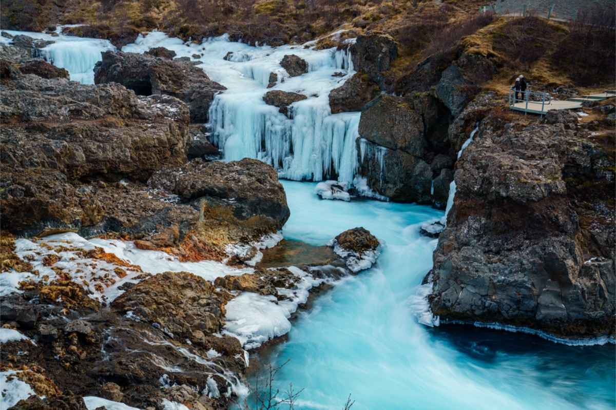 Détail du parcours accidenté avec corde, typique du sentier menant à la majestueuse cascade Bruarfoss
