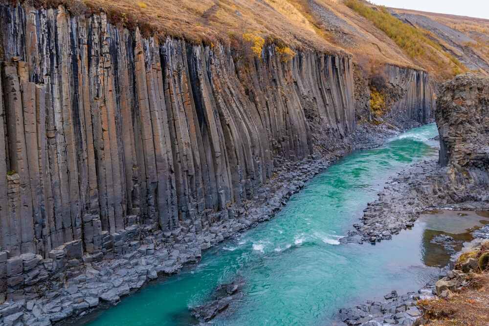 Canyon de Stuðlagil, Islande - Magnifique spectacle naturel. Vue sur le canyon de Stuðlagil avec ses colonnes basaltiques imposantes bordant une rivière turquoise, créant un paysage à couper le souffle.