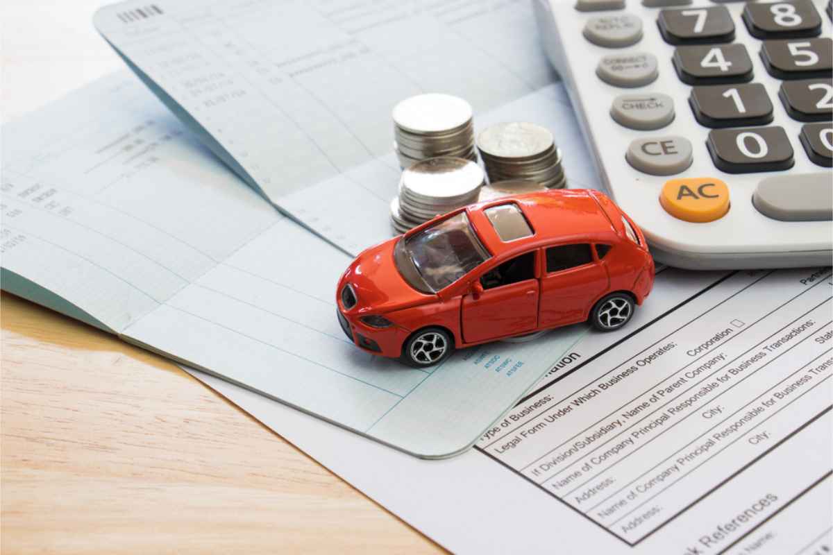 Formulaire d’assurance de location avec une voiture miniature dessus